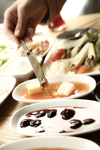 Ręce przygotowujące potrawę